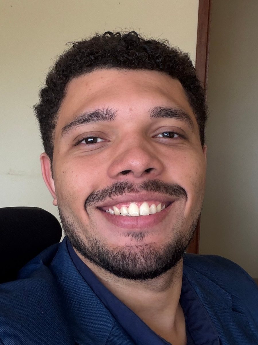Retrato de Igor Rodrigues sorrindo, de blazer azul